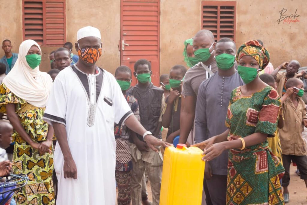 Article : Les jeunes de Kandi dotent les enfants talibés de kits de protection contre le Covid-19